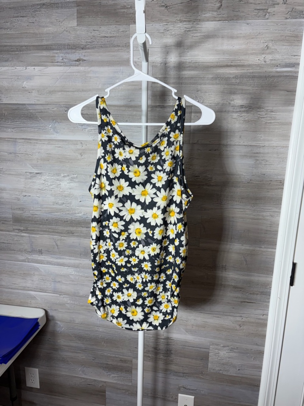 Black Daisy Print Tank Top - Women's Floral High/Low Sleeveless Shirt 1609